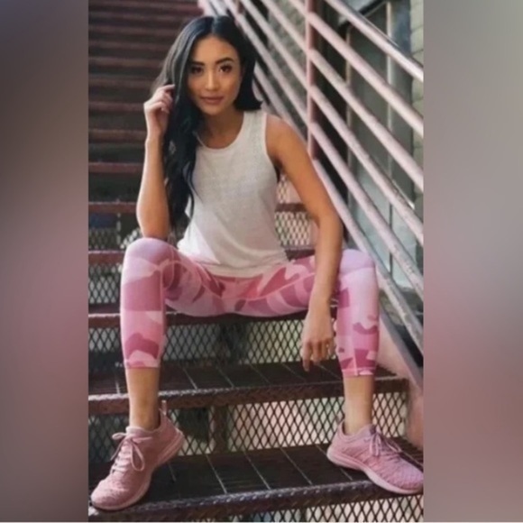 Zyia Active 4 Light N Tight Pink Camo Print Cropped Leggings Side Pockets Capri - Picture 1 of 14